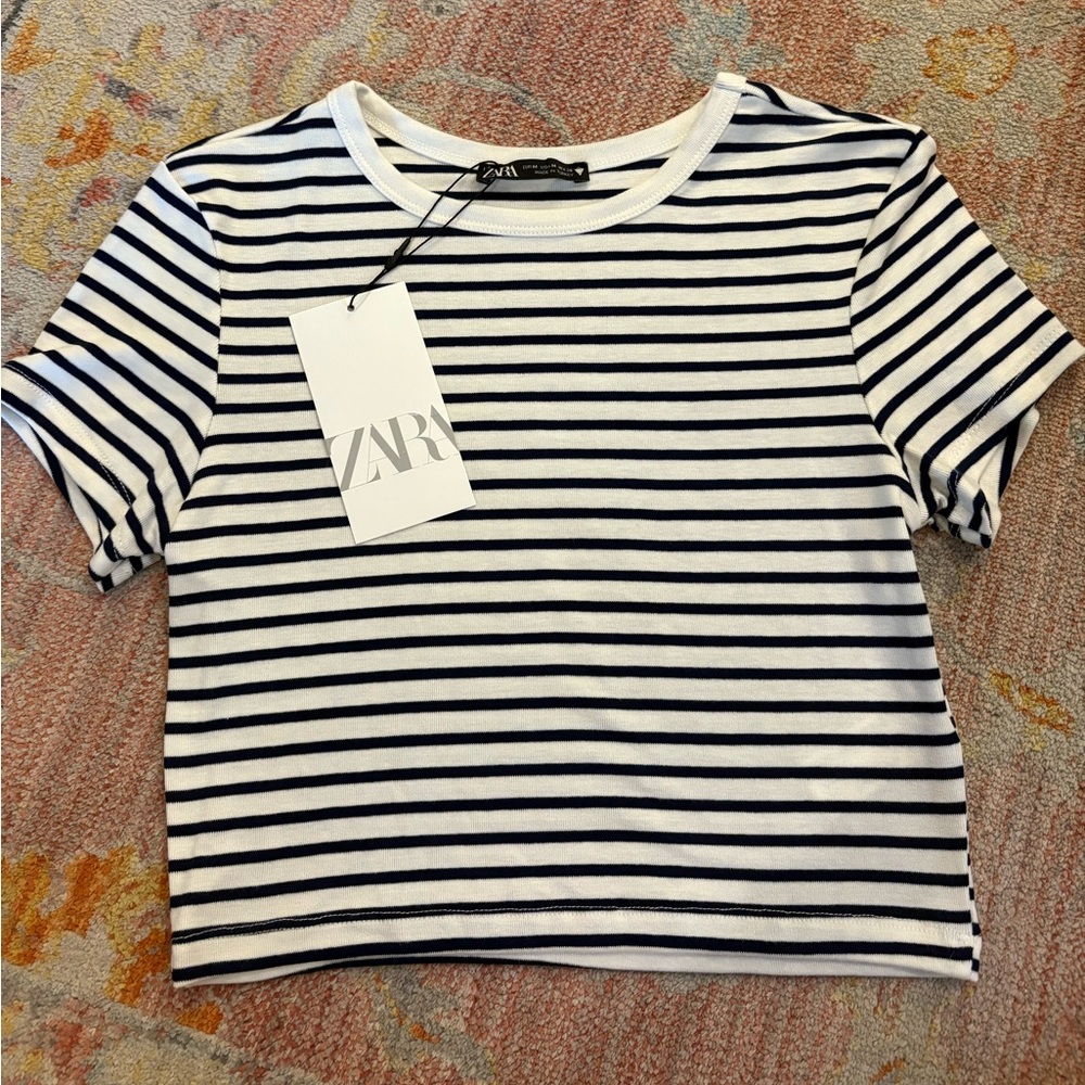 SOLD ‼️ Zara Black and White Fitted Short Sleeve Tee